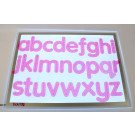 Alphabet in pink aus Silikon mit taktilen Streifen