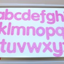 Alphabet in pink aus Silikon mit taktilen Streifen